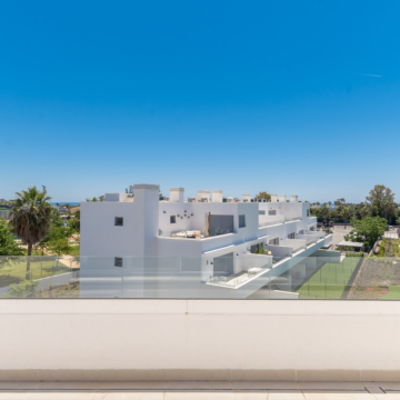 Bright Top-Floor 4-Bedroom Apartment with Sea Views and an Exceptional L-Shaped Terrace in Acqua Gardens Estepona Picture 10