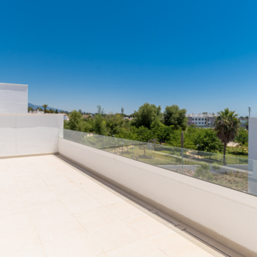 Bright Top-Floor 4-Bedroom Apartment with Sea Views and an Exceptional L-Shaped Terrace in Acqua Gardens Estepona Picture 3