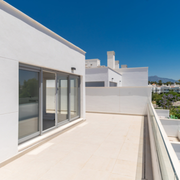 Bright Top-Floor 4-Bedroom Apartment with Sea Views and an Exceptional L-Shaped Terrace in Acqua Gardens Estepona Picture 2