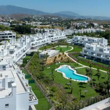 Bright Top-Floor 4-Bedroom Apartment with Sea Views and an Exceptional L-Shaped Terrace in Acqua Gardens Estepona Picture 30