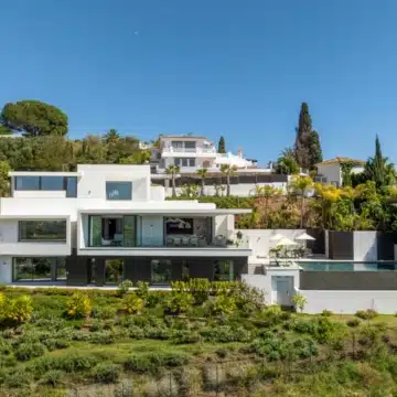 Newly built south facing villa with sweeping sea and mountains views in El Rosario, Marbella East Picture 27