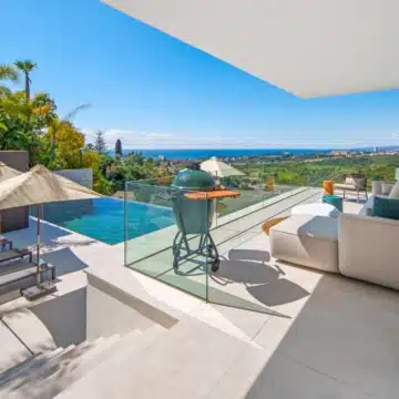 Newly built south facing villa with sweeping sea and mountains views in El Rosario, Marbella East Picture 4