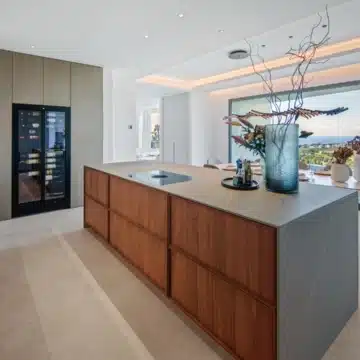 Newly built south facing villa with sweeping sea and mountains views in El Rosario, Marbella East Picture 2