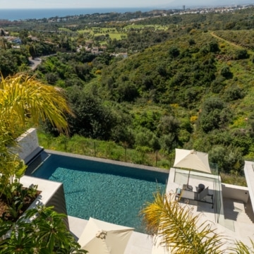 Newly built south facing villa with sweeping sea and mountains views in El Rosario, Marbella East Picture 9