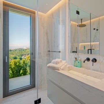Newly built south facing villa with sweeping sea and mountains views in El Rosario, Marbella East Picture 22