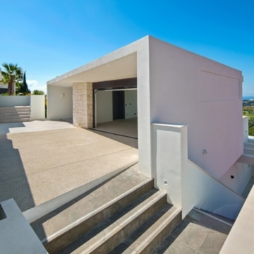 Newly built south facing villa with sweeping sea and mountains views in El Rosario, Marbella East Picture 11