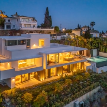 Newly built south facing villa with sweeping sea and mountains views in El Rosario, Marbella East Picture 46