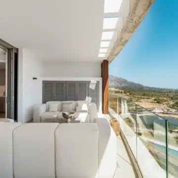 Duplex penthouse with open views of the sea and golf course in Real de La Quinta, Benahavís Picture 1
