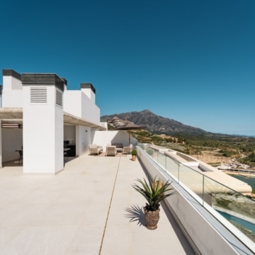 Duplex penthouse with open views of the sea and golf course in Real de La Quinta, Benahavís Picture 16