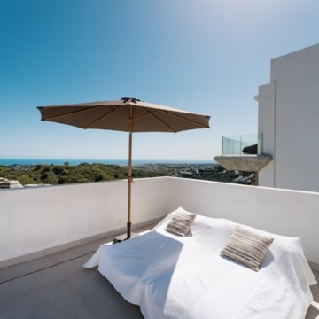 Duplex penthouse with open views of the sea and golf course in Real de La Quinta, Benahavís Picture 17
