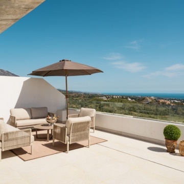 Duplex penthouse with open views of the sea and golf course in Real de La Quinta, Benahavís Picture 19