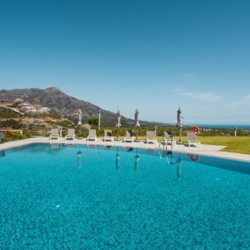 Duplex penthouse with open views of the sea and golf course in Real de La Quinta, Benahavís Picture 21