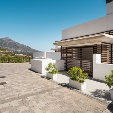 Duplex penthouse with open views of the sea and golf course in Real de La Quinta, Benahavís Picture 23
