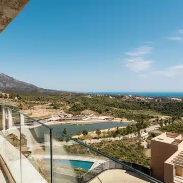 Duplex penthouse with open views of the sea and golf course in Real de La Quinta, Benahavís Picture 2