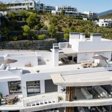Duplex penthouse with open views of the sea and golf course in Real de La Quinta, Benahavís Picture 0