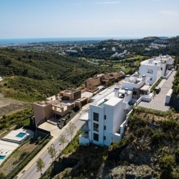 Duplex penthouse with open views of the sea and golf course in Real de La Quinta, Benahavís Picture 27