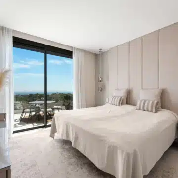 Duplex penthouse with open views of the sea and golf course in Real de La Quinta, Benahavís Picture 7