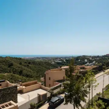 Duplex penthouse with open views of the sea and golf course in Real de La Quinta, Benahavís Picture 9