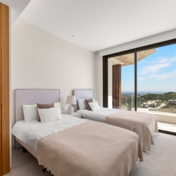 Duplex penthouse with open views of the sea and golf course in Real de La Quinta, Benahavís Picture 34