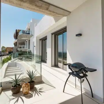 Duplex penthouse with open views of the sea and golf course in Real de La Quinta, Benahavís Picture 10