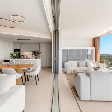 Duplex penthouse with open views of the sea and golf course in Real de La Quinta, Benahavís Picture 43