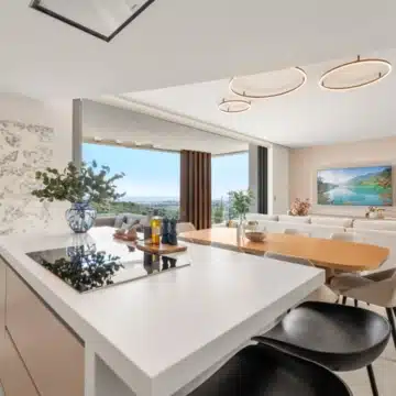 Duplex penthouse with open views of the sea and golf course in Real de La Quinta, Benahavís Picture 4