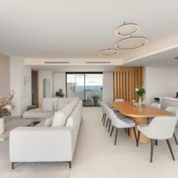 Duplex penthouse with open views of the sea and golf course in Real de La Quinta, Benahavís Picture 5