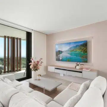 Duplex penthouse with open views of the sea and golf course in Real de La Quinta, Benahavís Picture 6