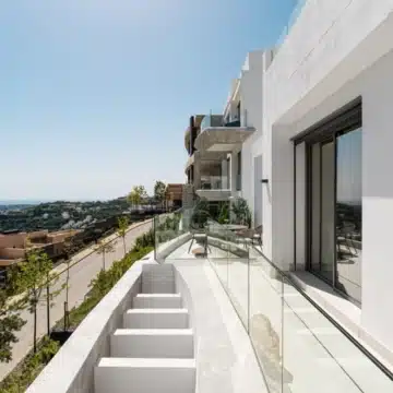 Duplex penthouse with open views of the sea and golf course in Real de La Quinta, Benahavís Picture 11