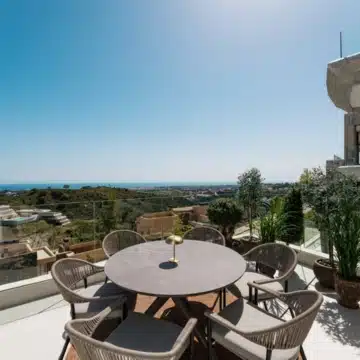 Duplex penthouse with open views of the sea and golf course in Real de La Quinta, Benahavís Picture 12