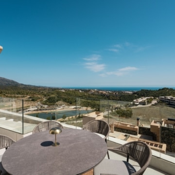 Duplex penthouse with open views of the sea and golf course in Real de La Quinta, Benahavís Picture 13