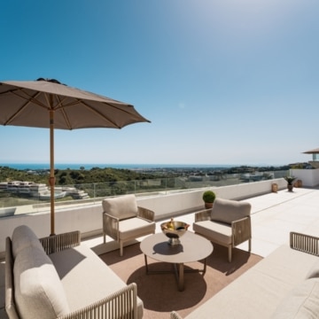Duplex penthouse with open views of the sea and golf course in Real de La Quinta, Benahavís Picture 14