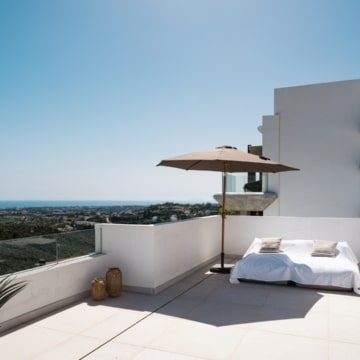Duplex penthouse with open views of the sea and golf course in Real de La Quinta, Benahavís Picture 15