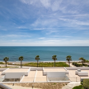 Spectacular 3-bedroom frontline beach apartment within the exclusive The Edge development, Estepona Picture 21