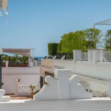 Three bedroom townhouse with rooftop terrace and panoramic views in Aloha Pueblo, Nueva Andalucía Picture 2