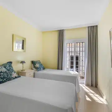 Three bedroom townhouse with rooftop terrace and panoramic views in Aloha Pueblo, Nueva Andalucía Picture 4