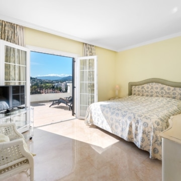 Three bedroom townhouse with rooftop terrace and panoramic views in Aloha Pueblo, Nueva Andalucía Picture 25