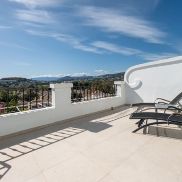 Three bedroom townhouse with rooftop terrace and panoramic views in Aloha Pueblo, Nueva Andalucía Picture 29