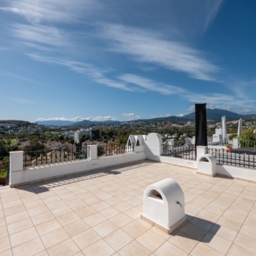 Three bedroom townhouse with rooftop terrace and panoramic views in Aloha Pueblo, Nueva Andalucía Picture 31