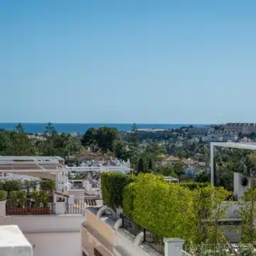 Three bedroom townhouse with rooftop terrace and panoramic views in Aloha Pueblo, Nueva Andalucía Picture 6