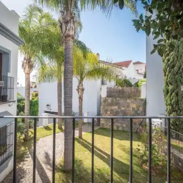 Bright corner semi-detached townhouse within a peaceful development of El Paraiso, Estepona Picture 14