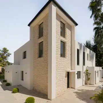 Newly renovated villa nestled in the highly sought-after area of Las Brisas, just a short walk from Las Brisas Golf Club Picture 3