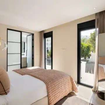 Newly renovated villa nestled in the highly sought-after area of Las Brisas, just a short walk from Las Brisas Golf Club Picture 2