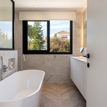 Newly renovated villa nestled in the highly sought-after area of Las Brisas, just a short walk from Las Brisas Golf Club Picture 18