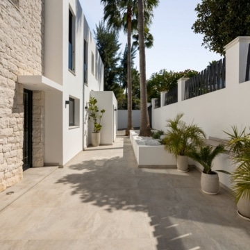 Newly renovated villa nestled in the highly sought-after area of Las Brisas, just a short walk from Las Brisas Golf Club Picture 11