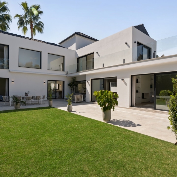 Newly renovated villa nestled in the highly sought-after area of Las Brisas, just a short walk from Las Brisas Golf Club Picture