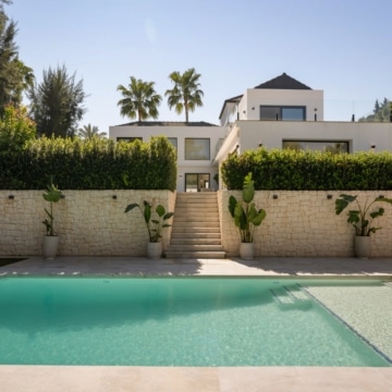 Newly renovated villa nestled in the highly sought-after area of Las Brisas, just a short walk from Las Brisas Golf Club Picture 14