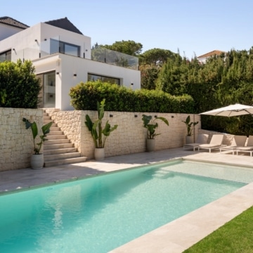 Newly renovated villa nestled in the highly sought-after area of Las Brisas, just a short walk from Las Brisas Golf Club Picture 1