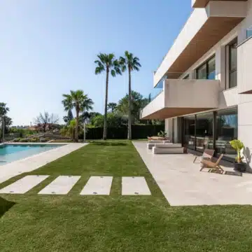 Luxury five bedroom villa positioned in a private residential area of Churriana, Malaga Picture 4