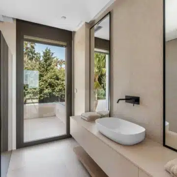Luxury five bedroom villa positioned in a private residential area of Churriana, Malaga Picture 12